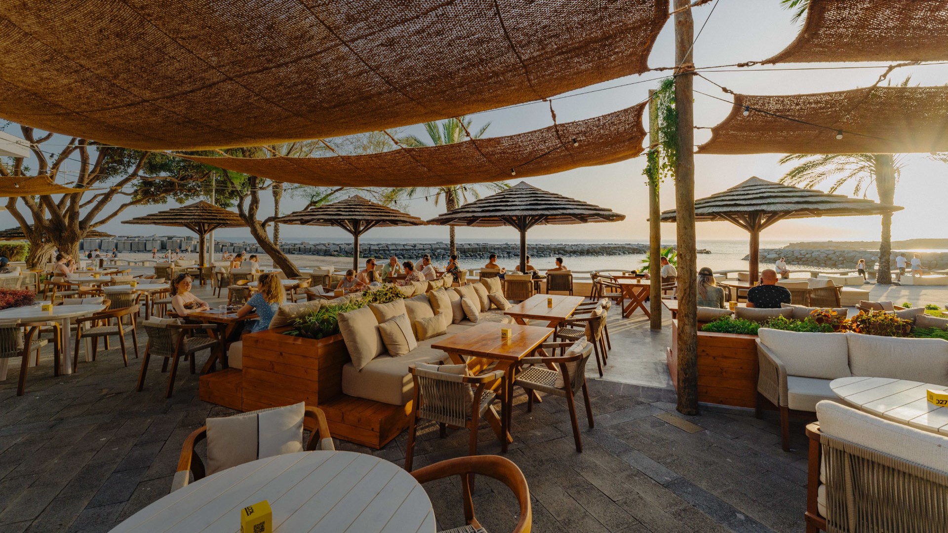 calheta-beach-hotel-local-beach-bar-restaurant-madeira-island-3.jpg